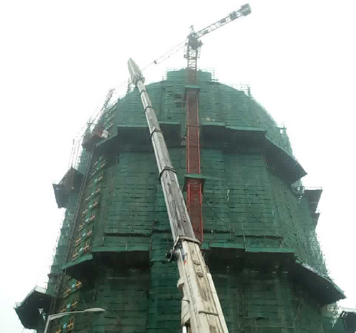 和田地吊车在工地上作业